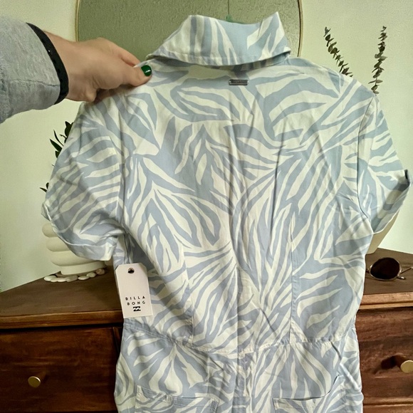 Brand new, never worn. Tags on. Palm print, snap front romper, cuffed sleeves. - Picture 7 of 9